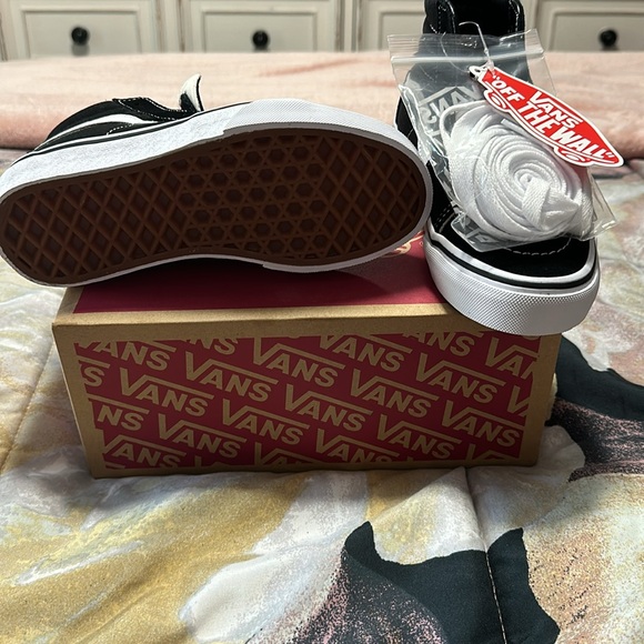 Van’s - Picture 2 of 3